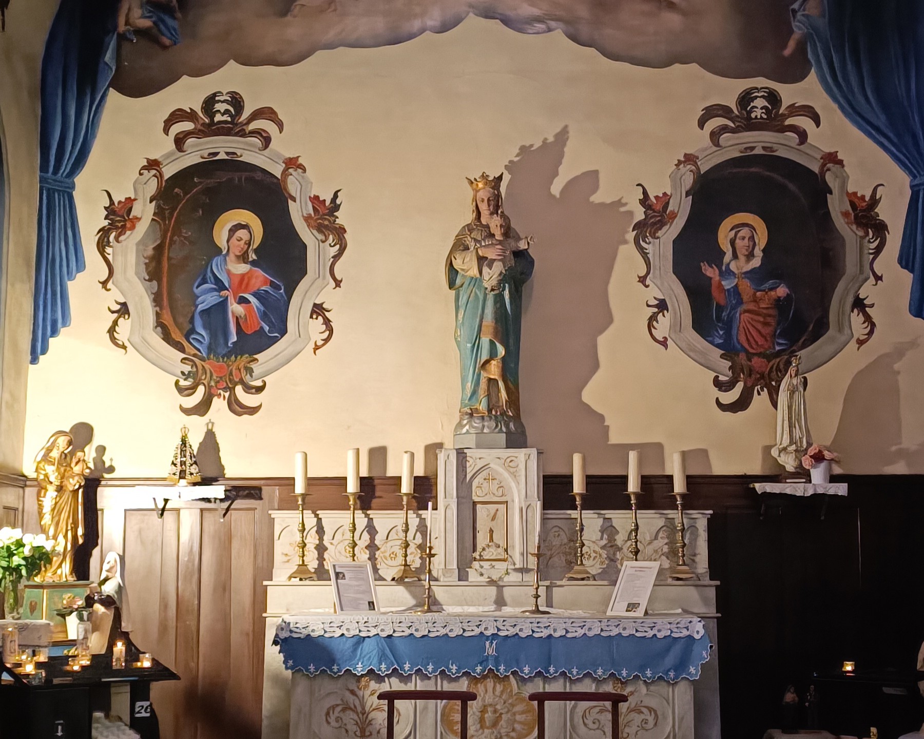 Autel chapelle Chrétienne, avec statue de la Vierge à l'Enfant.