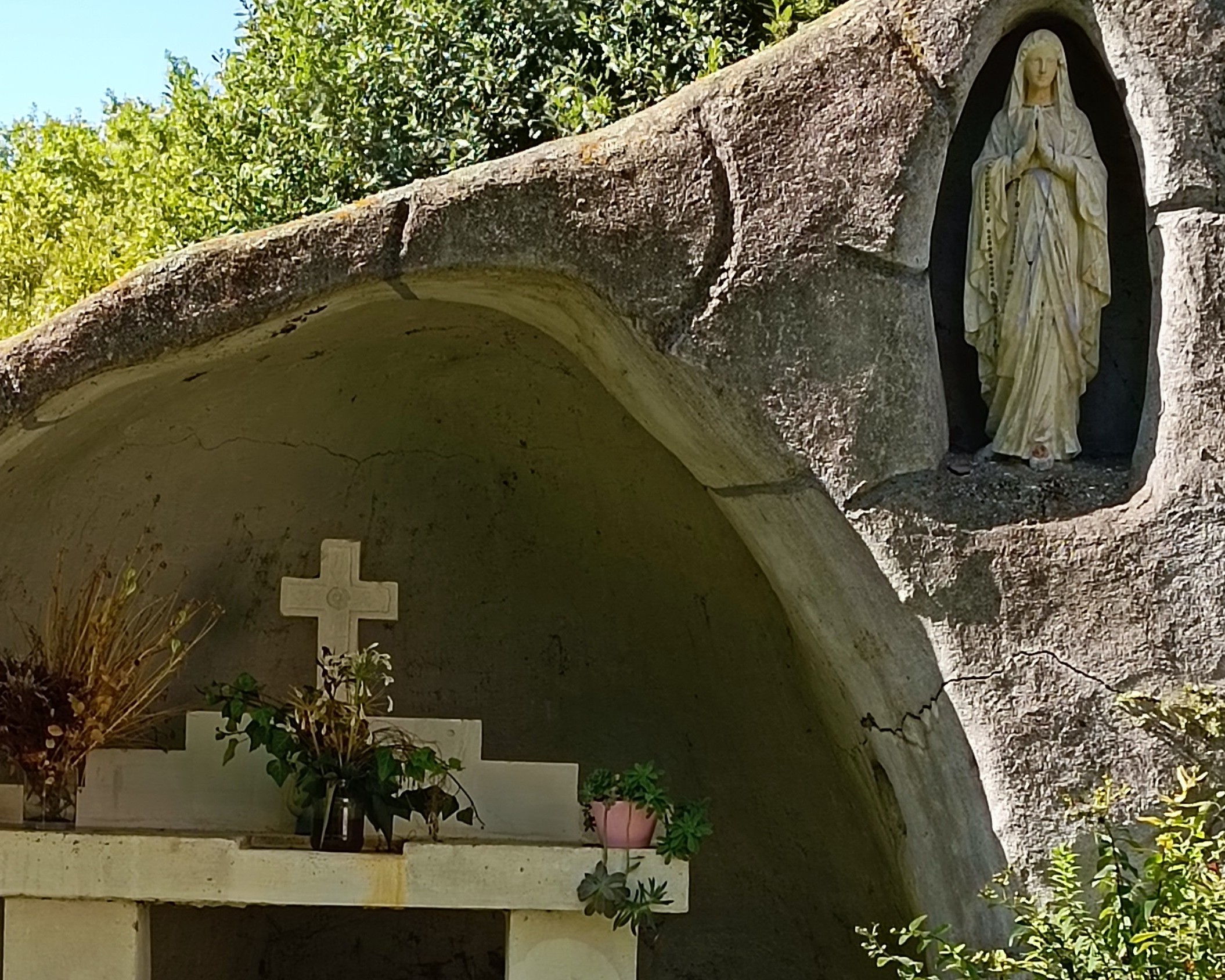 Autel jardin public de Salasc. Vierge Marie. Représente la grotte de Lourdes.
