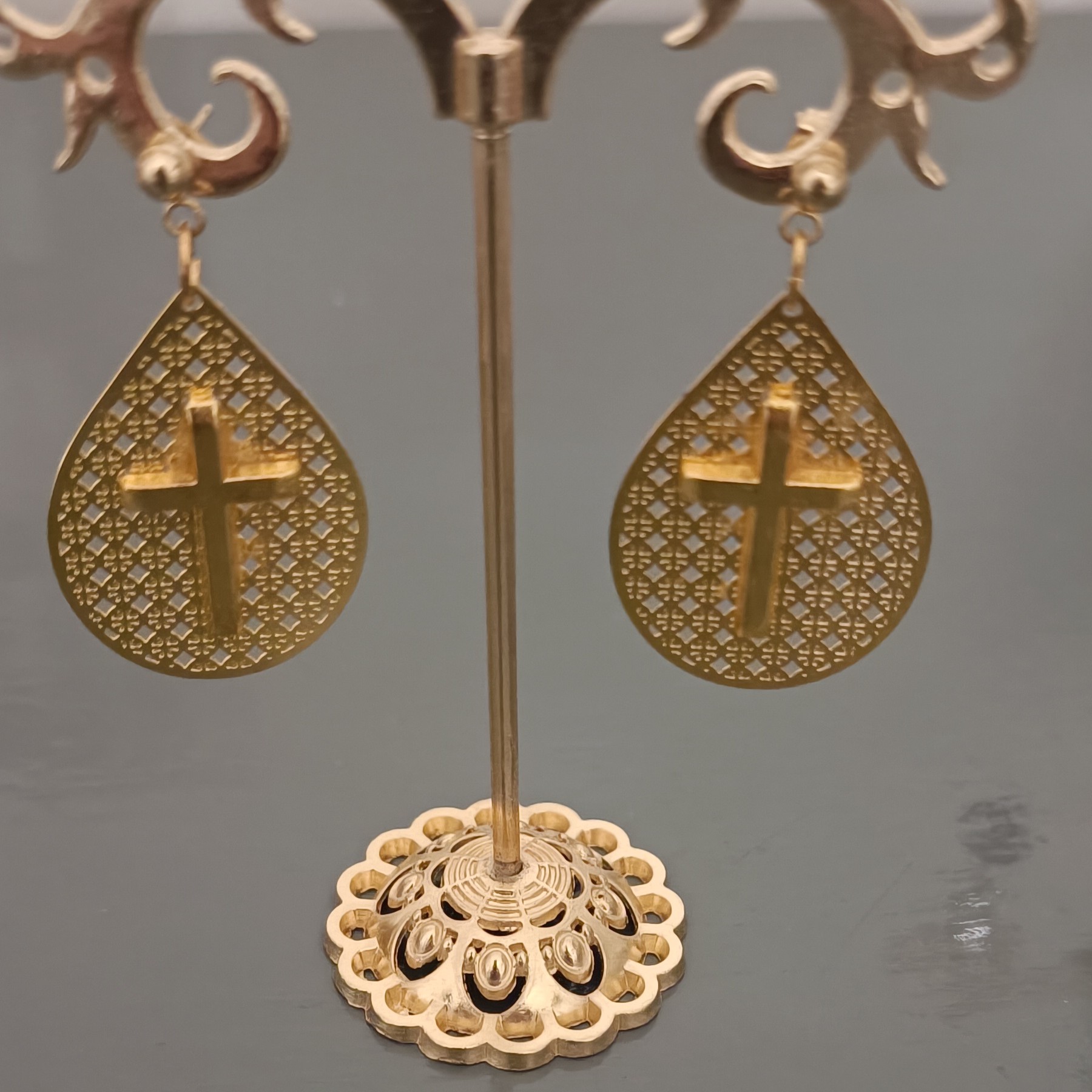 Boucles d’oreilles croix dorées – Bijou religieux artisanal
