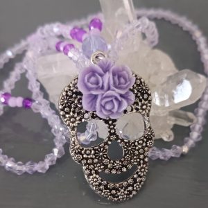 Collier tête de mort fleur mauve – Bijou symbolique
