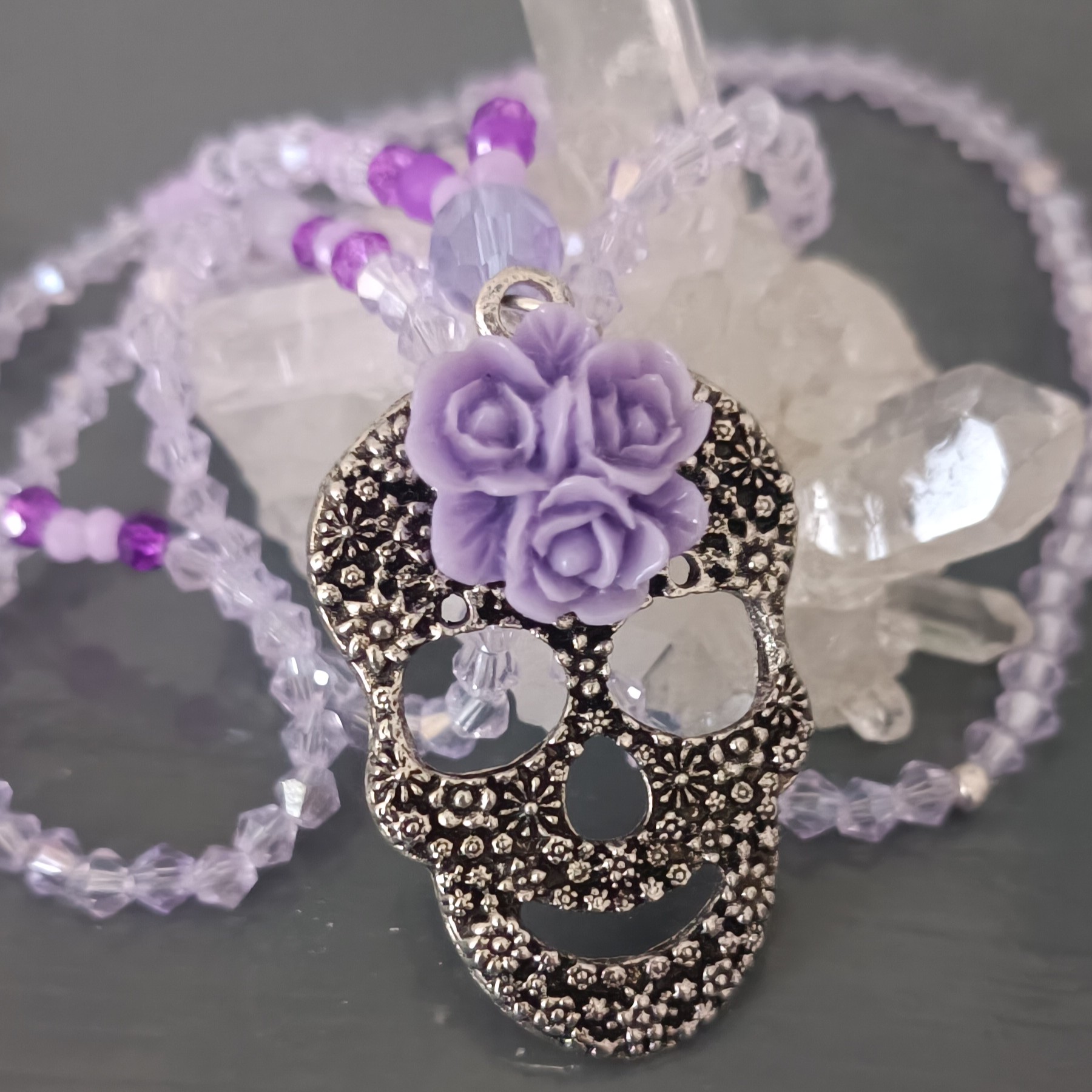 Collier tête de mort fleur mauve – Bijou symbolique