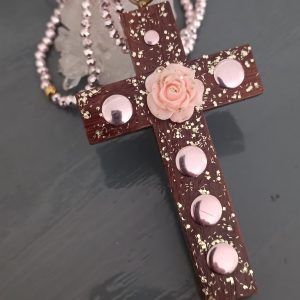 Sautoir croix bois communion upcyclée – Bijou rose