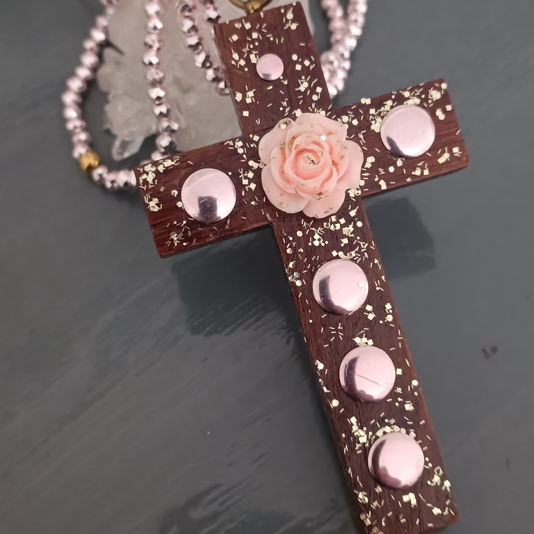 Sautoir croix bois communion upcyclée – Bijou rose