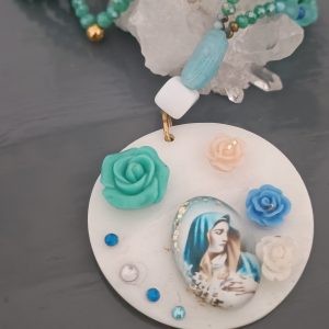 Sautoir Vierge en nacre upcyclée – Bijou spirituel vert